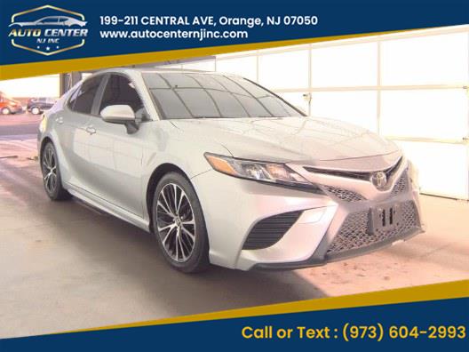 2018 Toyota Camry SE's photo