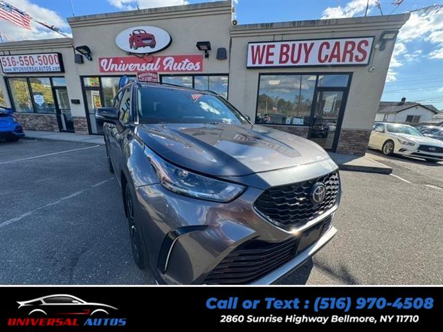 Used 2021 Toyota Highlander in Bellmore, New York | Universal Autos. Bellmore, New York