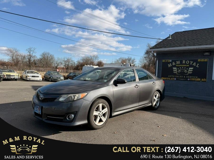 2012 Toyota Camry SE's photo