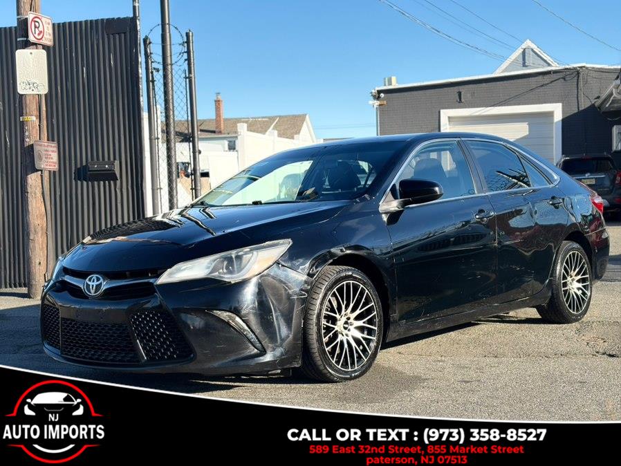 2015 Toyota Camry SE's photo