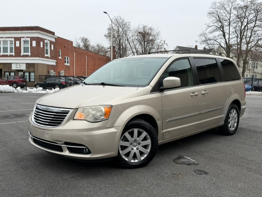 2014 Chrysler Town & Country Touring's photo