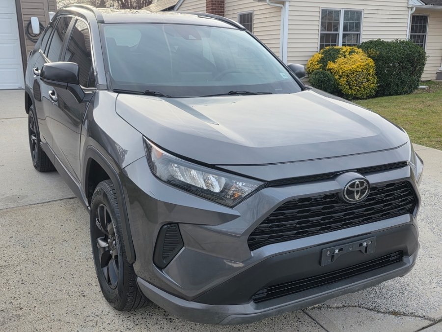 2021 Toyota RAV4 LE's photo