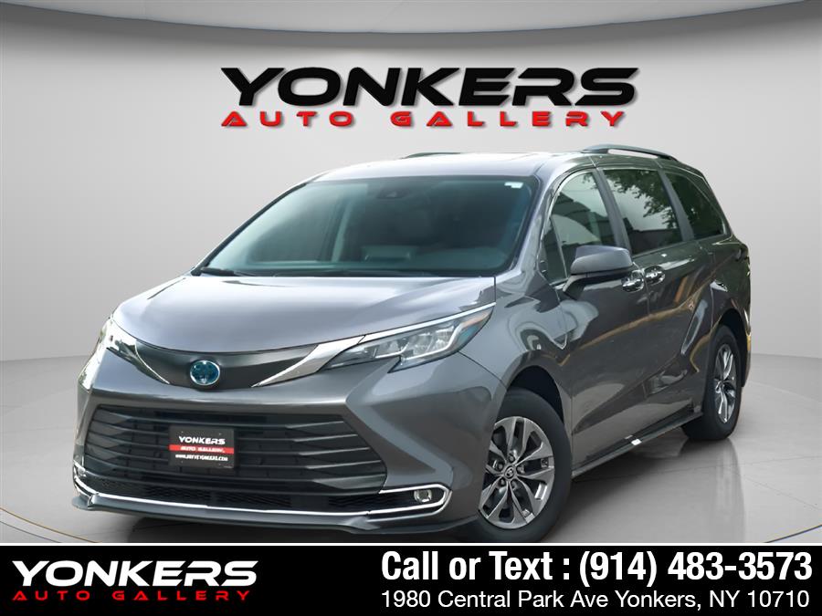 2022 Toyota Sienna XLE's photo