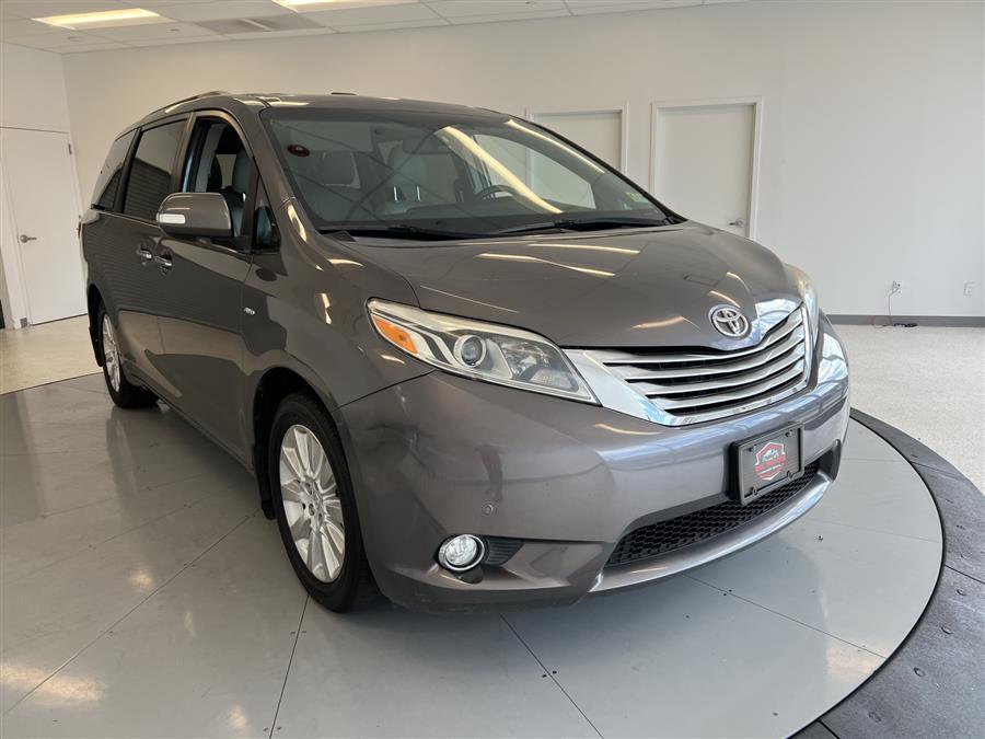 2016 Toyota Sienna Limited's photo