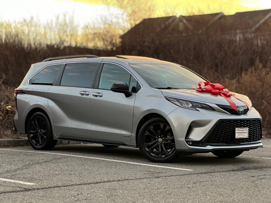 2021 Toyota Sienna XSE's photo