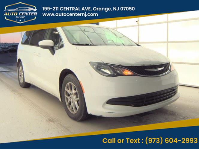 2018 Chrysler Pacifica LX's photo