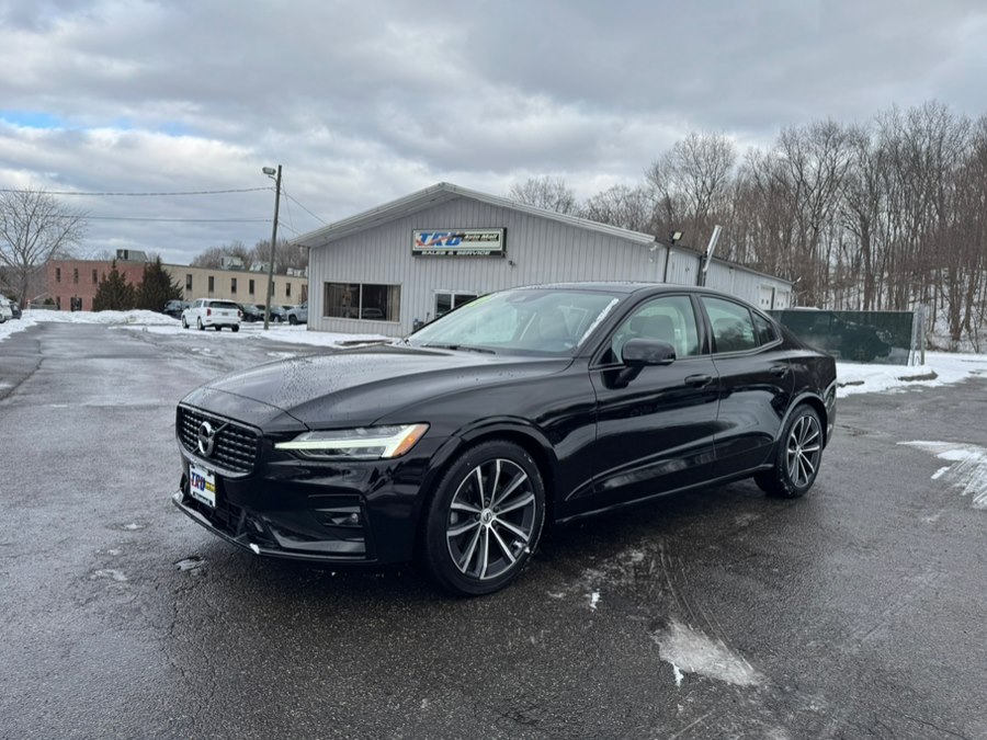 2022 Volvo S60 Momentum's photo