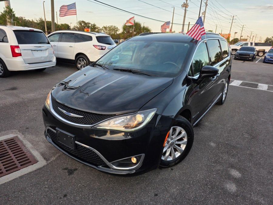 2019 Chrysler Pacifica Touring L's photo