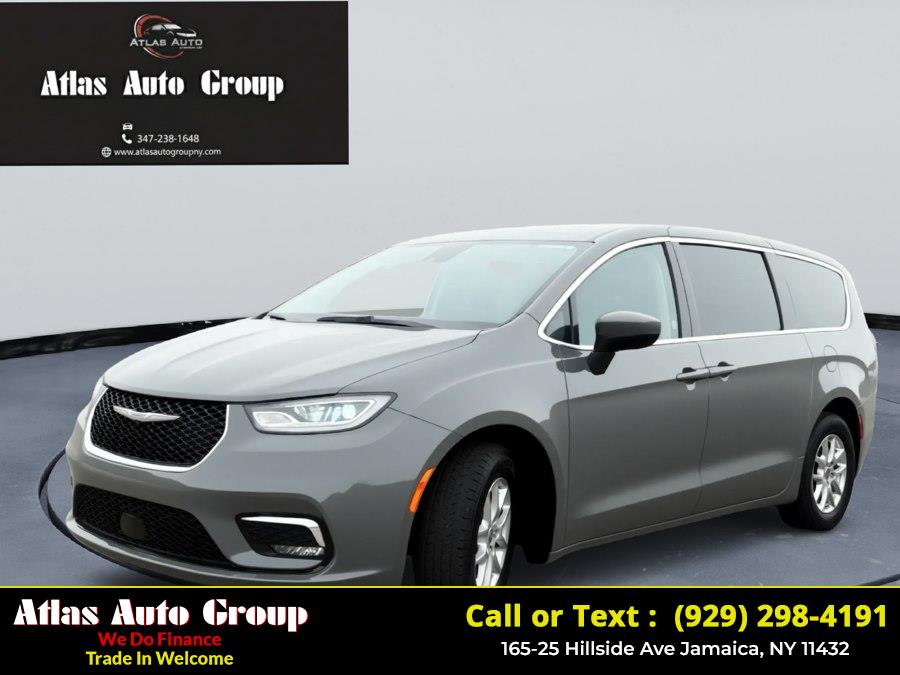 2023 Chrysler Pacifica Touring L's photo