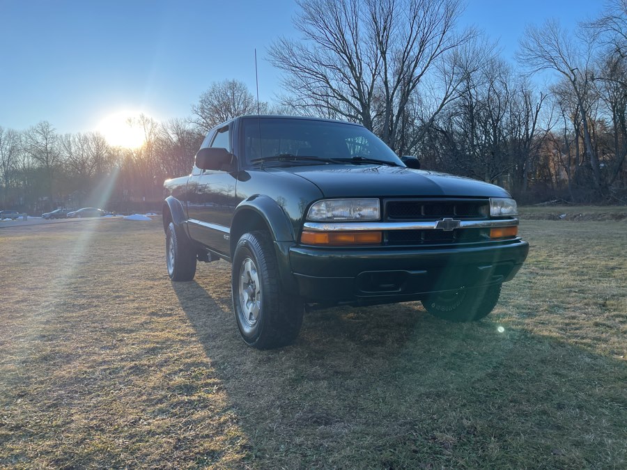 2002 Chevrolet S10 4WD Extended Cab LS w/3rd Door's photo