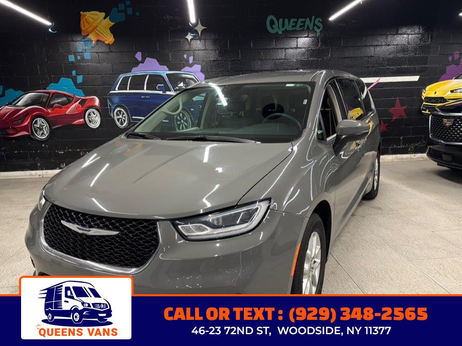 2023 Chrysler Pacifica Touring L's photo