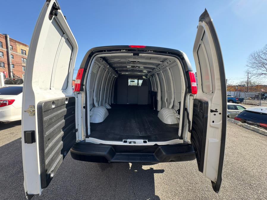 2023 GMC Savana Cargo Work Van - Photo 10