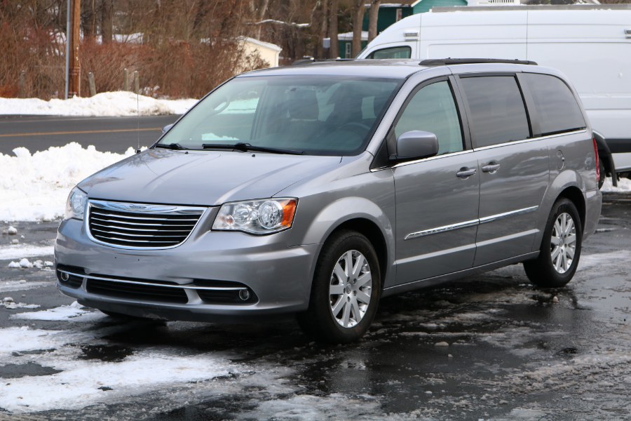 2015 Chrysler Town & Country 4dr Wgn Touring, available for sale in Bristol, Connecticut | Dealmax Motors LLC. Bristol, Connecticut