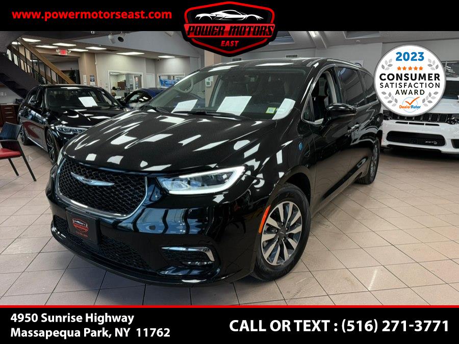 Used 2024 Chrysler Pacifica in Massapequa Park, New York | Power Motors East. Massapequa Park, New York