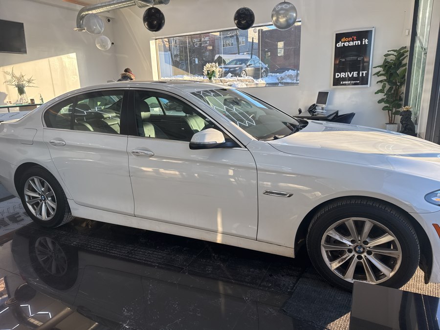 2015 BMW 5 Series 528i xDrive Sedan's photo