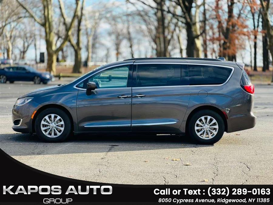 2017 Chrysler Pacifica Touring-L's photo