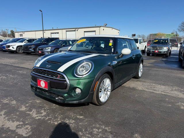 Used 2019 Mini Cooper s in Stratford, Connecticut | Wiz Leasing Inc. Stratford, Connecticut