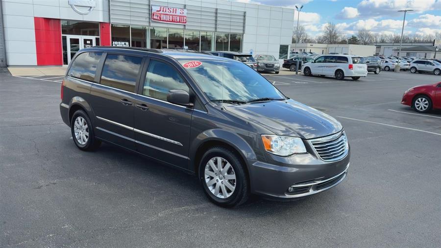 2016 Chrysler Town & Country Touring's photo