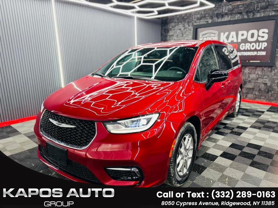 2025 Chrysler Pacifica Select's photo