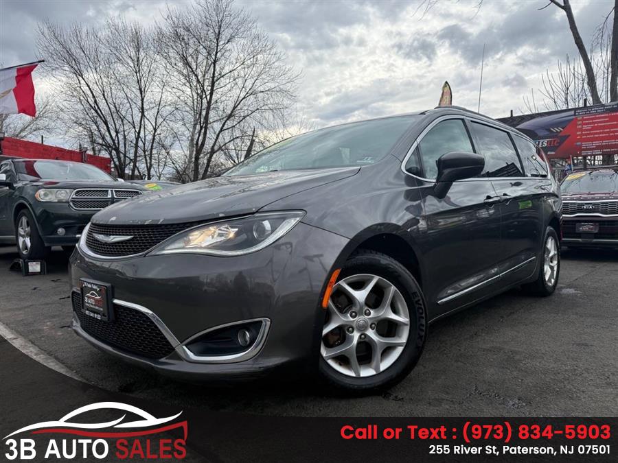 2017 Chrysler Pacifica Touring-L's photo