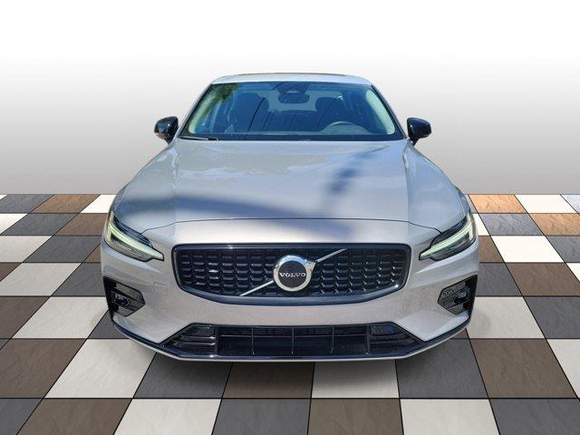 2024 Volvo S60 B5 Core Dark Theme's photo