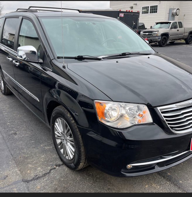 2015 Chrysler Town & Country Touring-L's photo