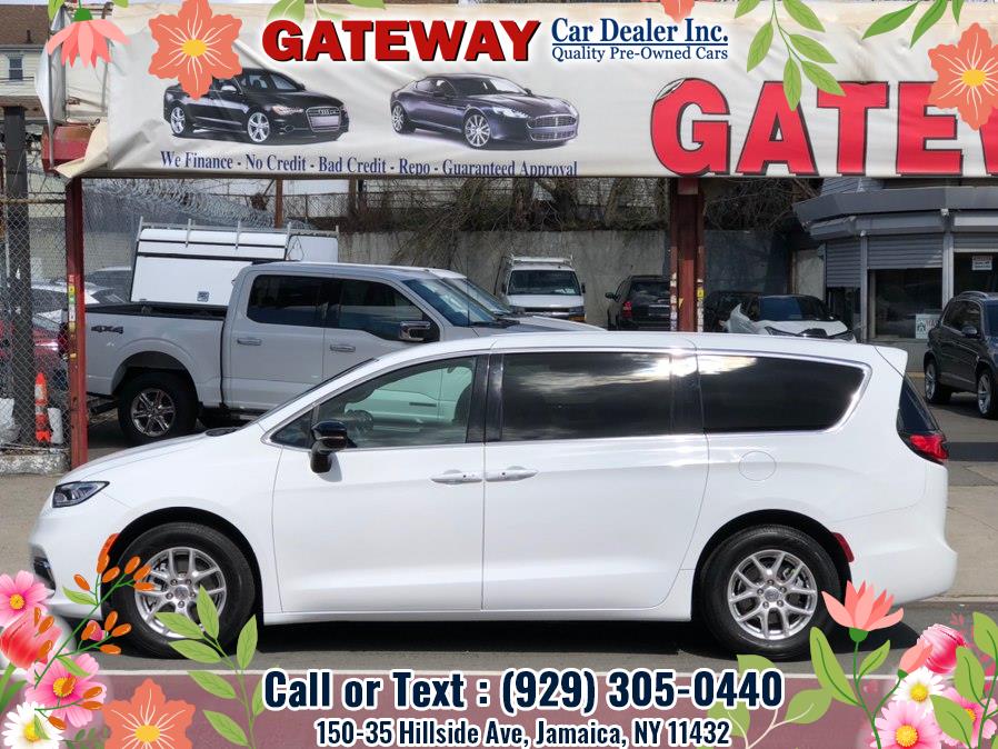 2025 Chrysler Pacifica Select's photo