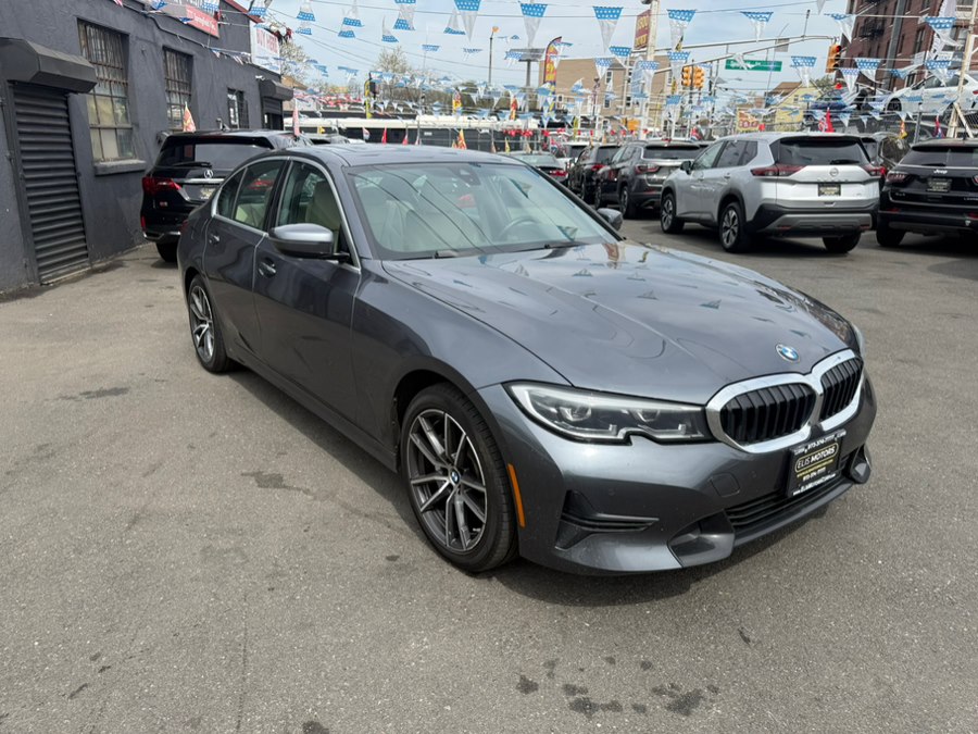 2022 BMW 3 Series 330i xDrive Sedan's photo