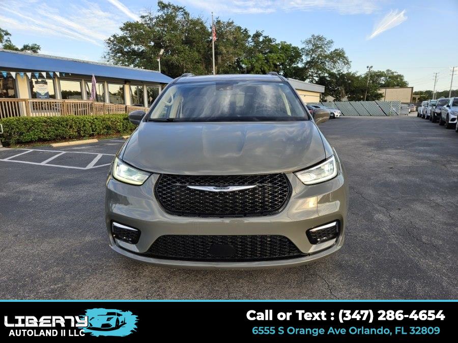 2022 Chrysler Pacifica Touring L's photo