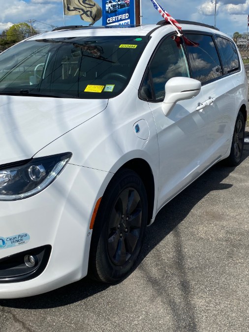 2020 Chrysler Pacifica Hybrid Limited's photo