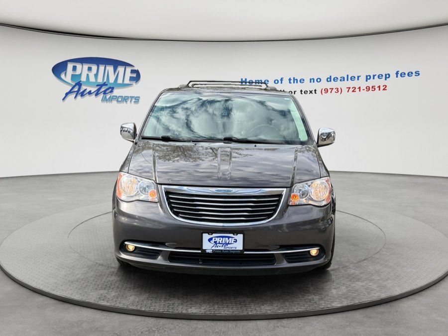 2016 Chrysler Town & Country Anniversary Edition's photo