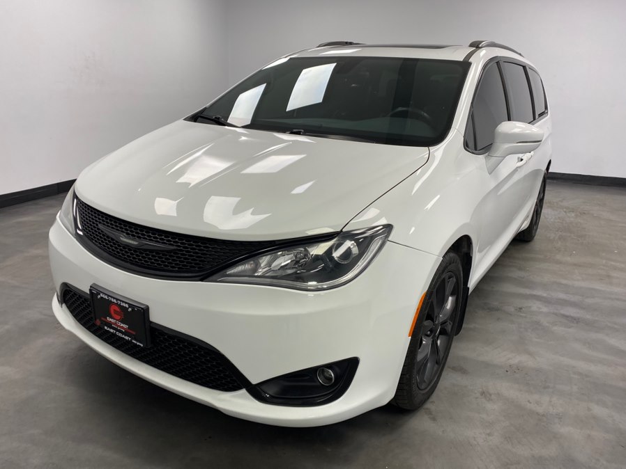 2018 Chrysler Pacifica Limited's photo