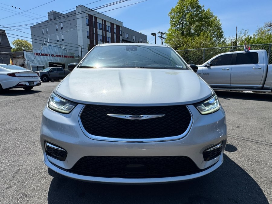 2024 Chrysler Pacifica Touring L's photo