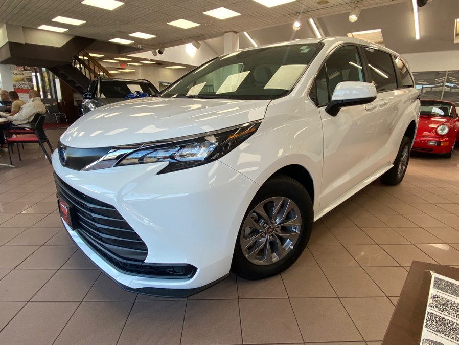 2025 Toyota Sienna LE 8-Passenger Hybrid FWD's photo