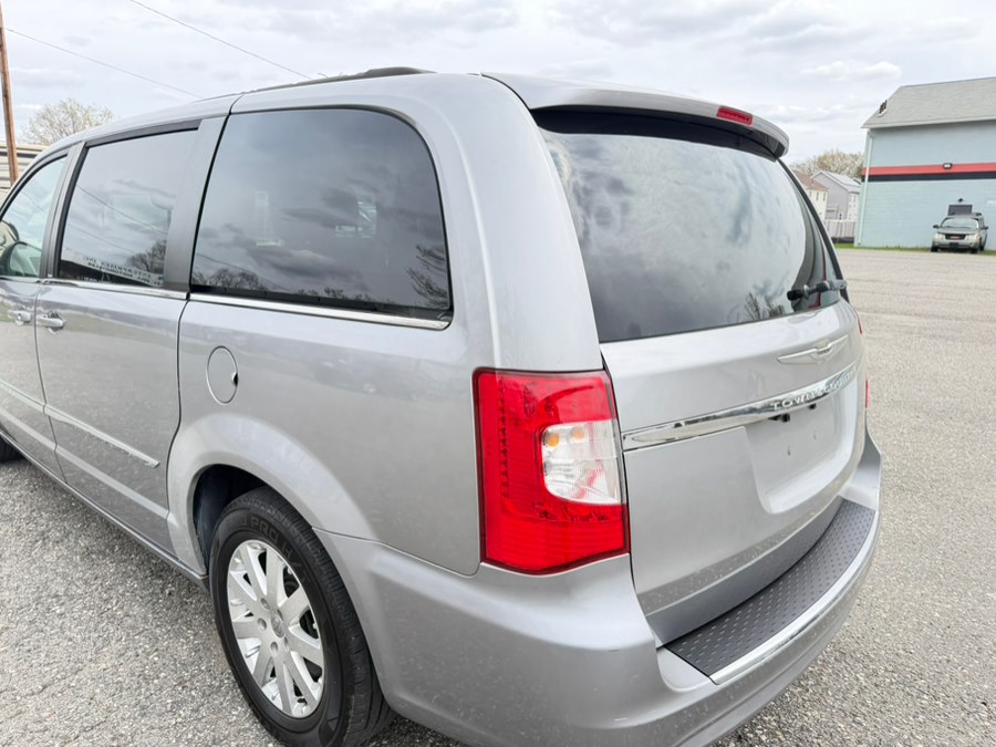 2013 Chrysler Town & Country Touring's photo
