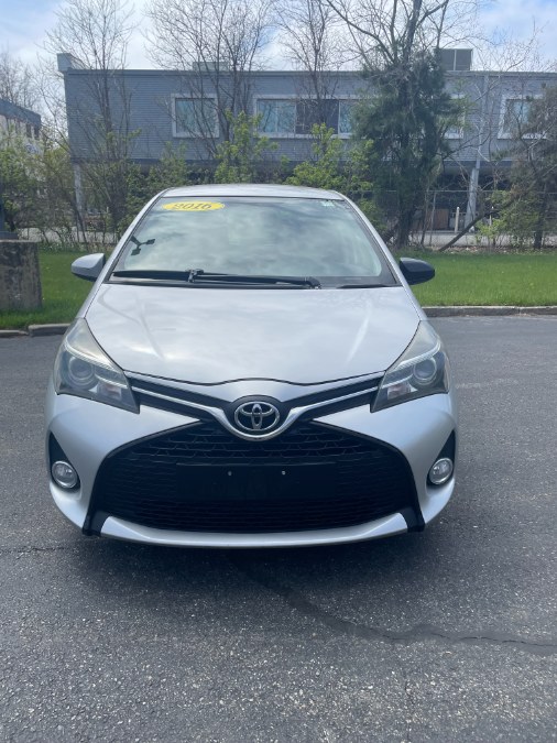 2016 Toyota Yaris SE 5-Door Liftback AT's photo