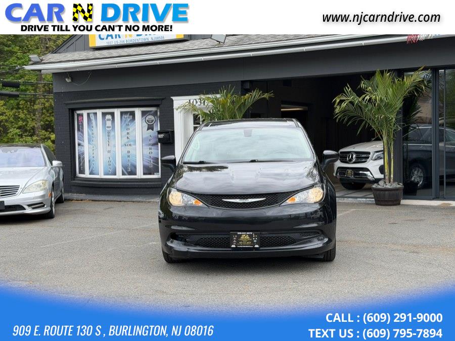 2022 Chrysler Voyager LX's photo
