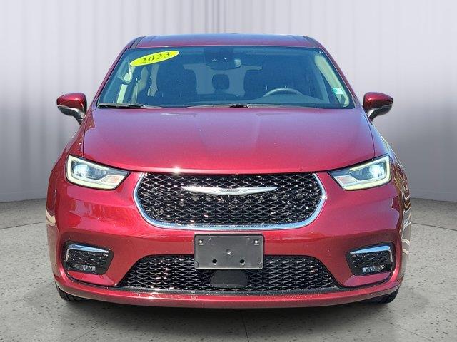 2023 Chrysler Pacifica Touring L's photo