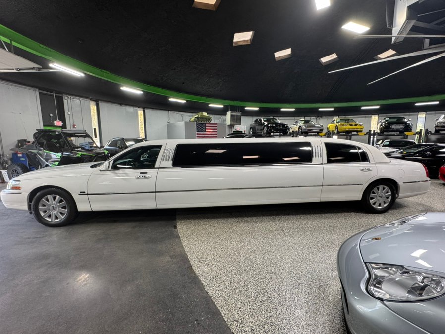 2004 Lincoln Town Car Executive Livery (fleet)'s photo