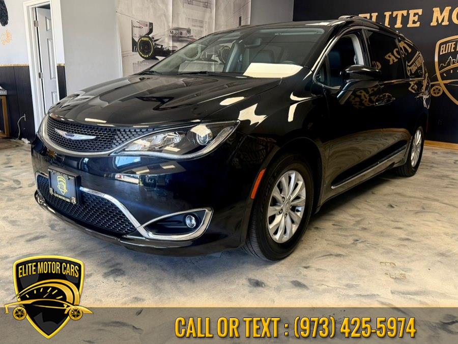 2019 Chrysler Pacifica Touring L's photo