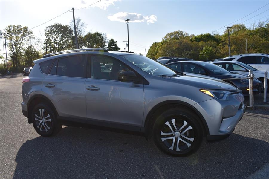 2018 Toyota RAV4 LE AWD's photo