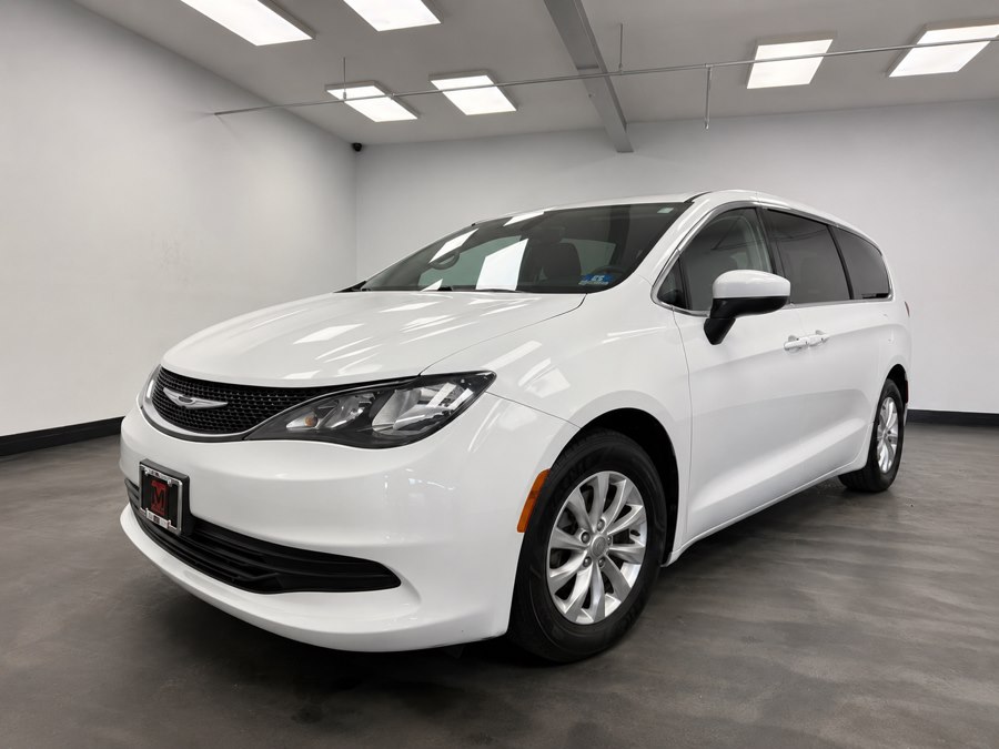2017 Chrysler Pacifica Touring's photo