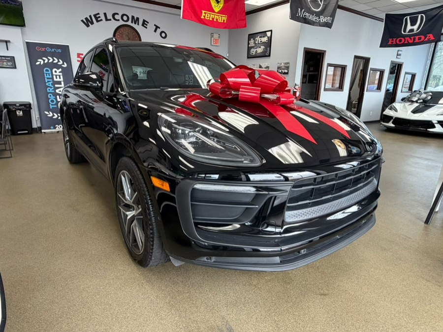 2022 Porsche Macan -'s photo