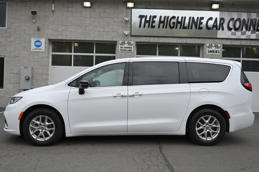 2024 Chrysler Pacifica Touring L's photo