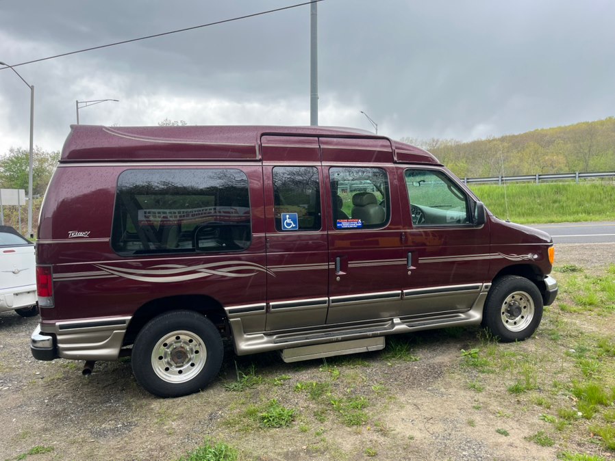 2004 Ford E-Series E-250 Van's photo