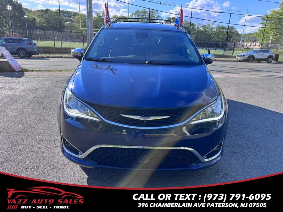 2017 Chrysler Pacifica Limited's photo