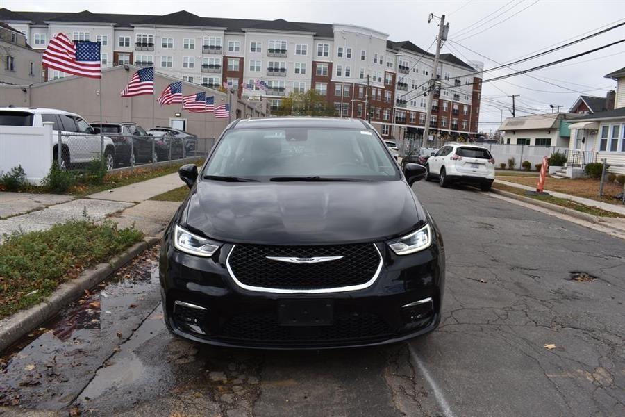 2025 Chrysler Pacifica Select's photo