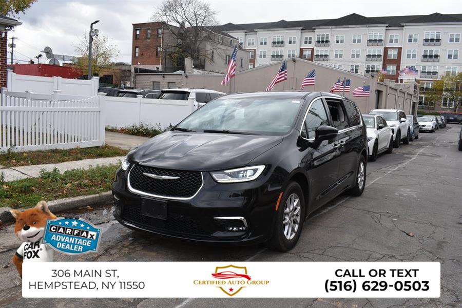 2025 Chrysler Pacifica Select's photo