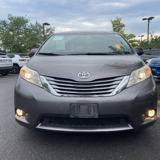 2017 Toyota Sienna XLE V6 7-Passenger Access Seat's photo