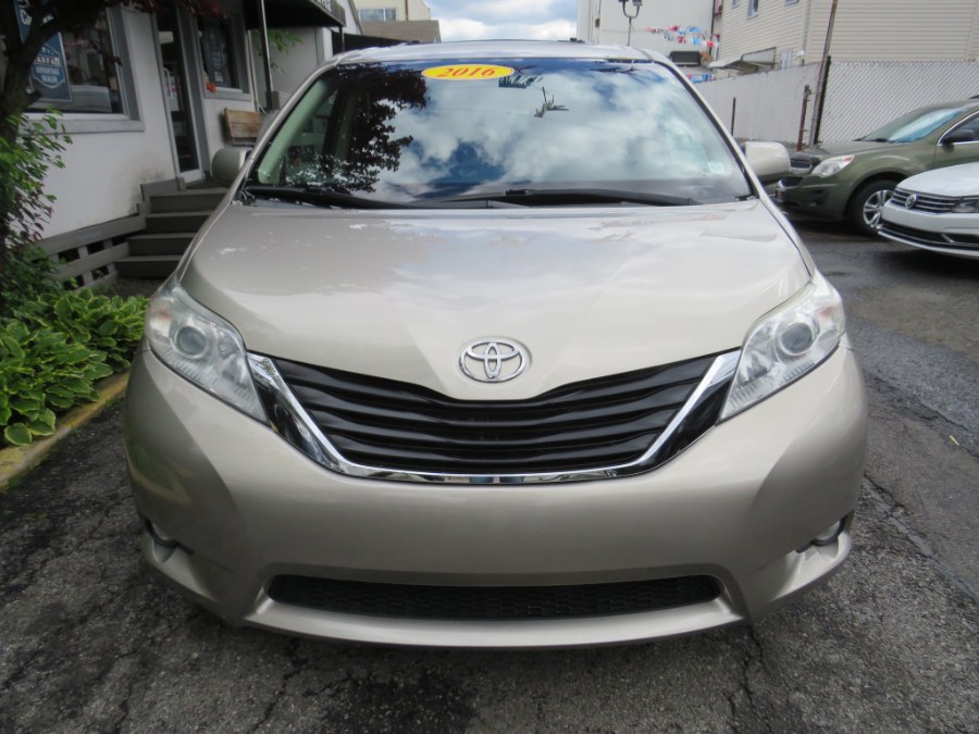 2016 Toyota Sienna XLE V6 7-Passenger Access Seat's photo